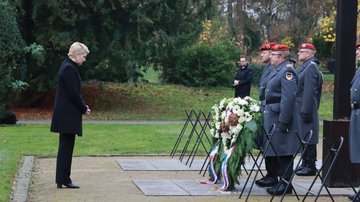 Kranzniederlegung zum Volkstrauertag - Bundeswehrveranstaltung am Trauernden Soldaten