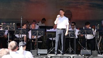 Benefiz-Konzert Plau am See - Begrüßung Cornelius During-Schwarzmaier, Leiter Landespolizeiorchester M-V