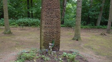 Lagerfriedhof Losten - Granitsteinstele mit Aufschrift "276 Opfer des Zweiten Weltkriegs mahnen - erhaltet den Frieden"