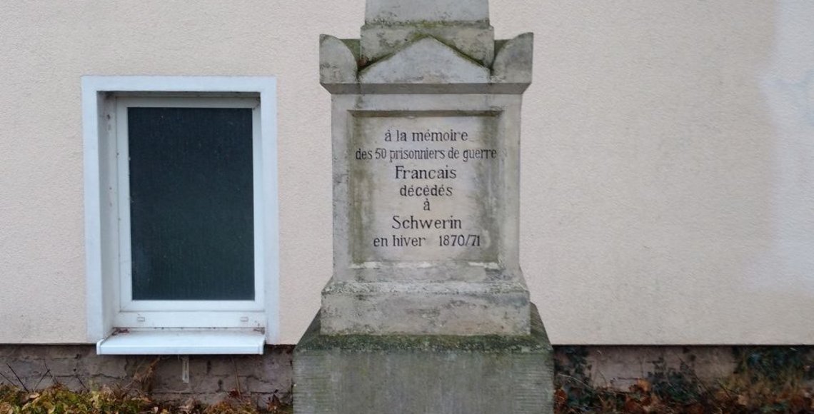Blick auf den Gedenkstein der 50 französischen Kriegsgefangenen