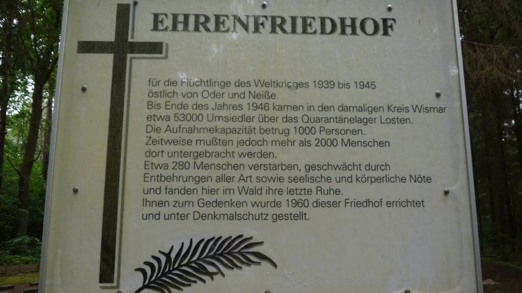 Tafel mit Erklärung zum historischen Hintergrund des Friedhofes