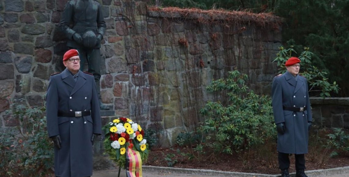 Gedenkstunde zum Volkstrauertag - Bundeswehrveranstaltung am Trauernden Soldaten