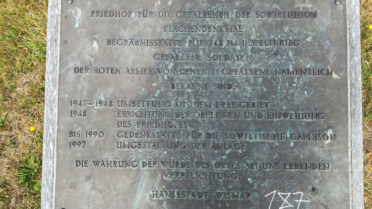 Blick auf Gedenktafel auf der sowjetischen Kriegsgräberanlage in Wismar