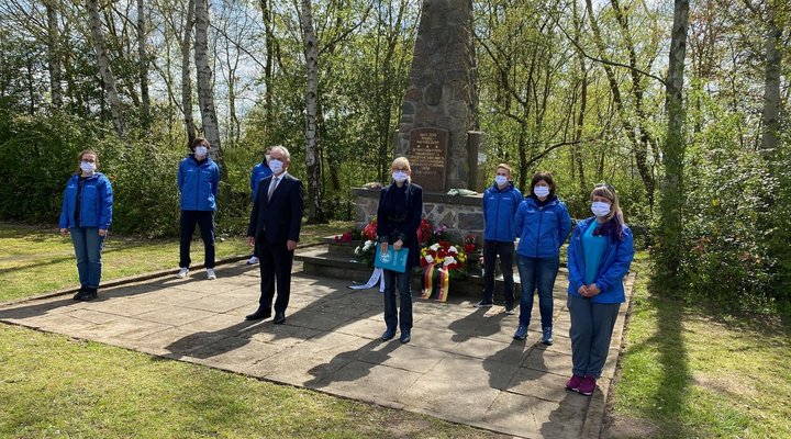 Gedenken auf der sowjetische Kriegsgräberstätte in Wismar, Teilnehmer JAK, Thomas Beyer, Bürgermeister; Dr. Margret Seemann, Stv. Landesvorsitzende