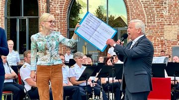 Benefiz-Konzert Zarrentin - Scheckübergabe vom Bürgermeister Klaus Dräger an Frau Dr. Margret Seemann, Vorsitzende Regionalverband Ludwigslust