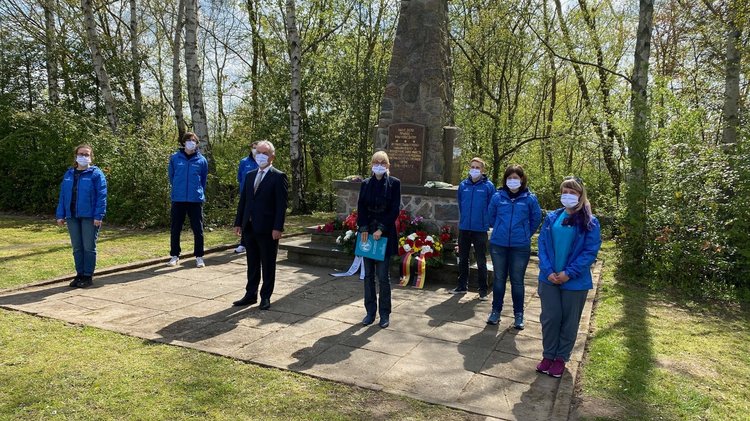 Gedenken auf der sowjetische Kriegsgräberstätte in Wismar, Teilnehmer JAK, Thomas Beyer, Bürgermeister; Dr. Margret Seemann, Stv. Landesvorsitzende