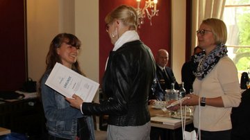 Übergabe Urkunde 1. Platz Comic Wettbewerb an Frieda Genzer - Dr. Margret Seemann, Stv. Landesvorsitzende