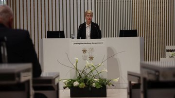 Gedenkstunde zum Volkstrauertag - Zentrale Veranstaltung des Landes M-V im Plenarsaal des Landtages - Manuela Schwesig, Ministerpräsidentin