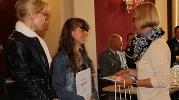 Übergabe Geschenk des Landtages M-V von Birgit Hesse, Landtagspräsidentin